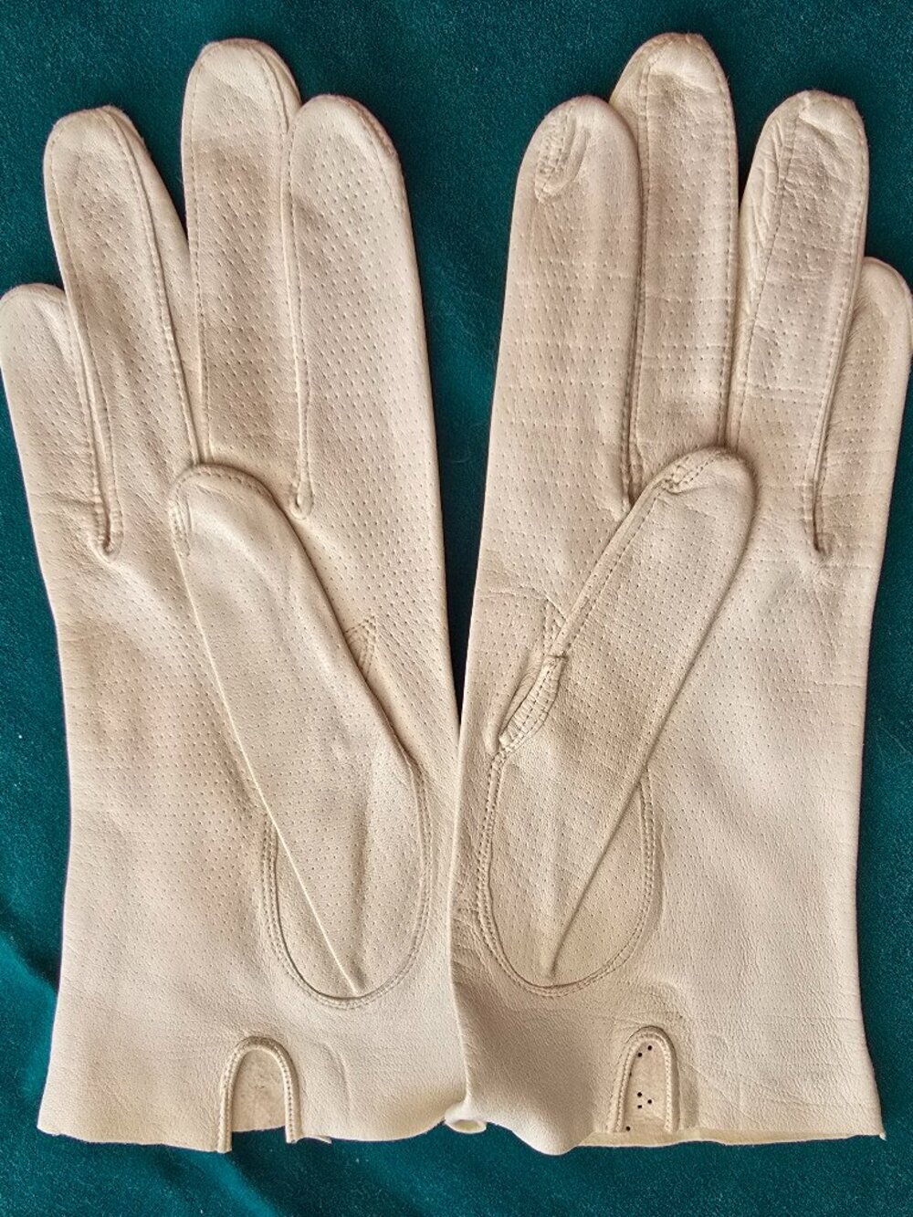 Vintage - Soft Leather Gloves in a Cream White with Perforation Details